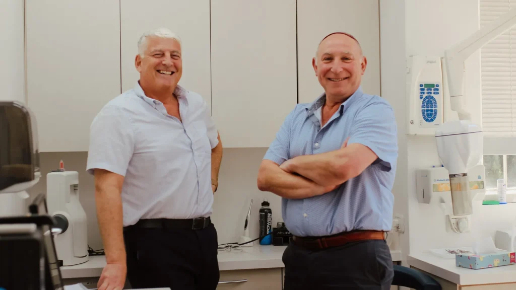 ד״ר קיורר וד״ר ג׳קסון במרפאה