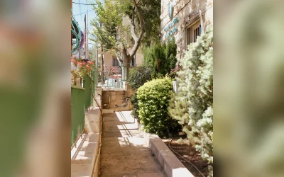 שביל הגישה למרפאת קיורר ג׳קסון בירושלים