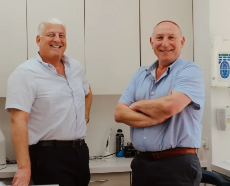 ד״ר סטיבן קיורר וד״ר ג׳ייקוב ג׳קסון במרפאה